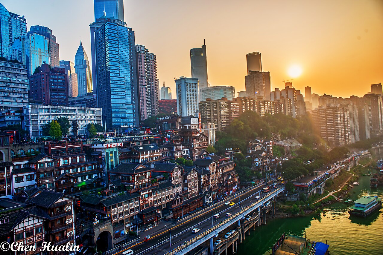 Vista panorâmica do centro de Chongqing e de Hongya Cave ao pôr do sol